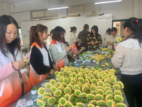 开云kaiyun官方网站“学雷锋”大学生公益志愿者与脑瘫患儿家长们一起做手工。 开云kaiyun官方网站供图
