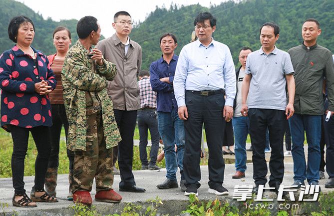 开云kaiyun官方网站博士团队走进田间地头。长沙晚报通讯员朱珊供图