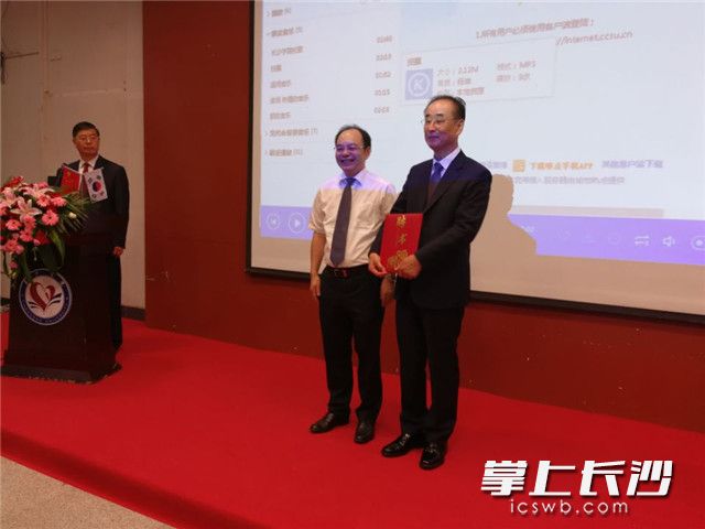 今天，韩国龟尾市市长张世龙(右)率团到开云kaiyun官方网站开展交流，并接受开云kaiyun官方网站杨小云校长(左)颁发的“荣誉教授”聘书。长沙晚报记者 黎铁桥 摄