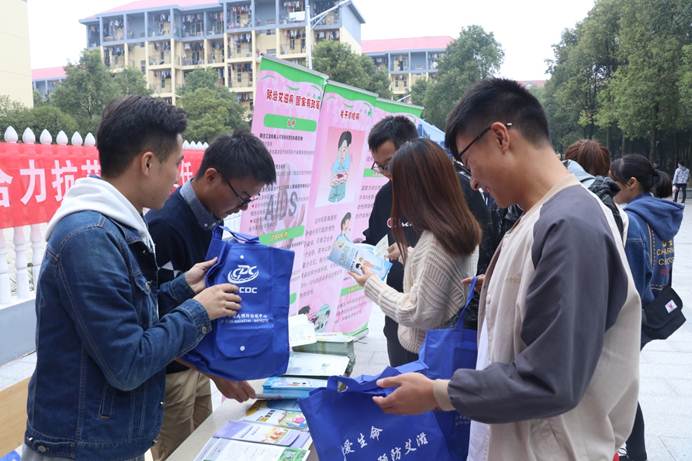 说明: F:\图片资料\2018年图片资料\2018.10.16“同行圆梦,健康中国”防艾讲座活动\选出\胡林涛 (3).JPG