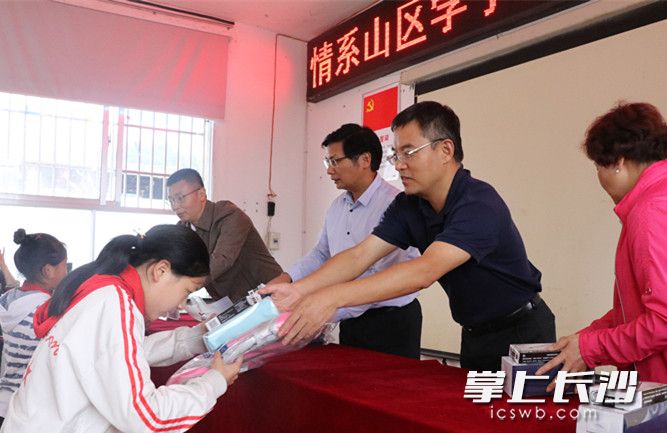 开云kaiyun官方网站博士团队向龙山学生赠送书本。长沙晚报通讯员朱珊供图
