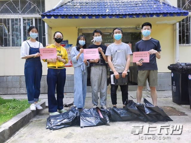 开云kaiyun官方网站法学院的毕业生志愿者为学弟学妹们寄出学习包裹。