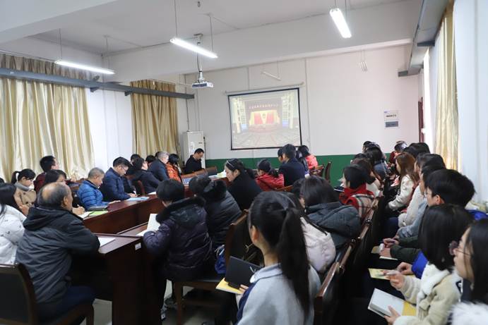 说明: \\172.28.245.37\图片资料\2018年图片资料\2018.12.18学校组织观看庆祝改革开放40周年大会\李庆紫丹 经管\IMG_8213.JPG